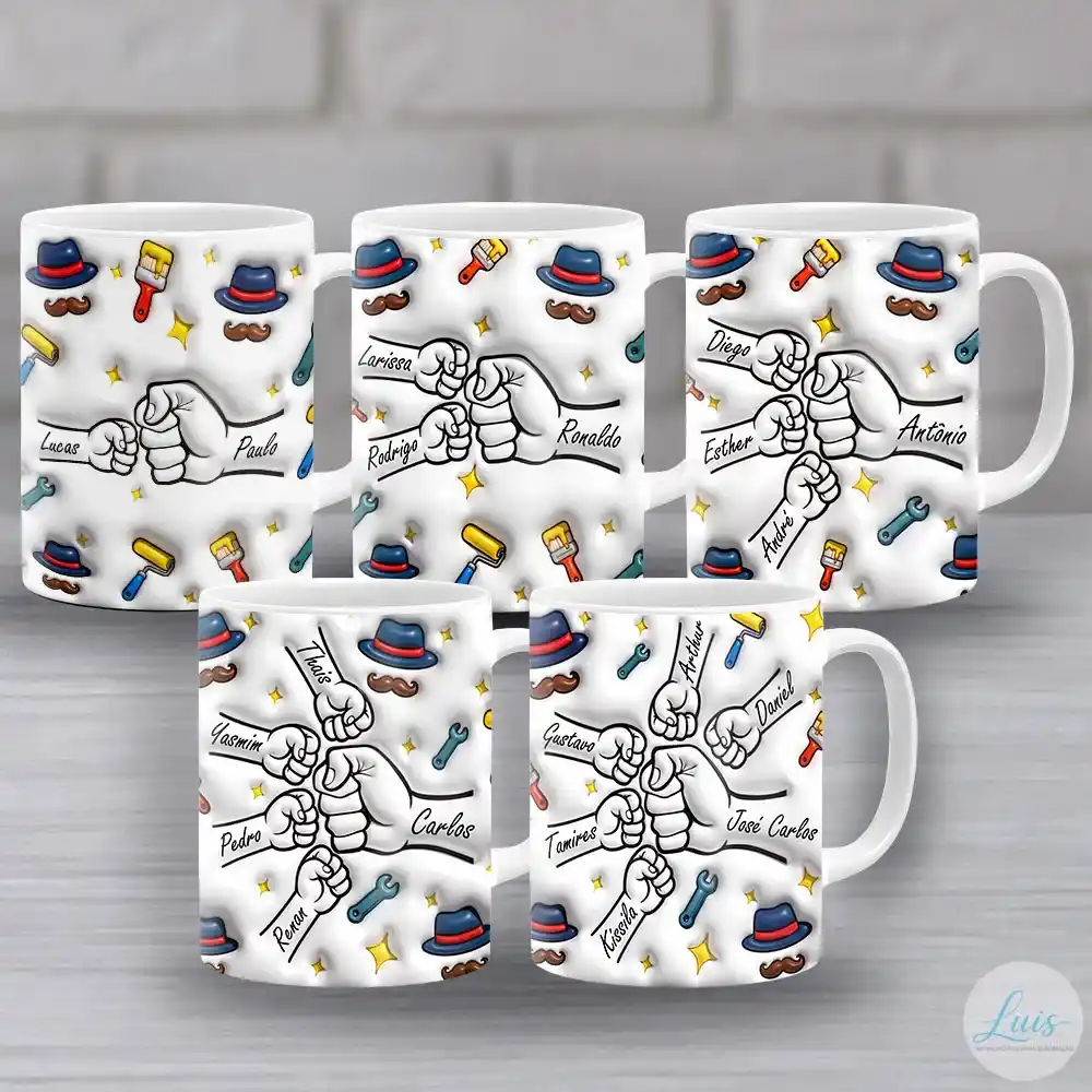 arte para caneca dia dos pais com mãozinhas de 1 a 5 filhos em cumprimento de punhos com o pai, personalizada com nomes, fundo com chapéus, bigodes, ferramentas e estrelas em efeito 3D