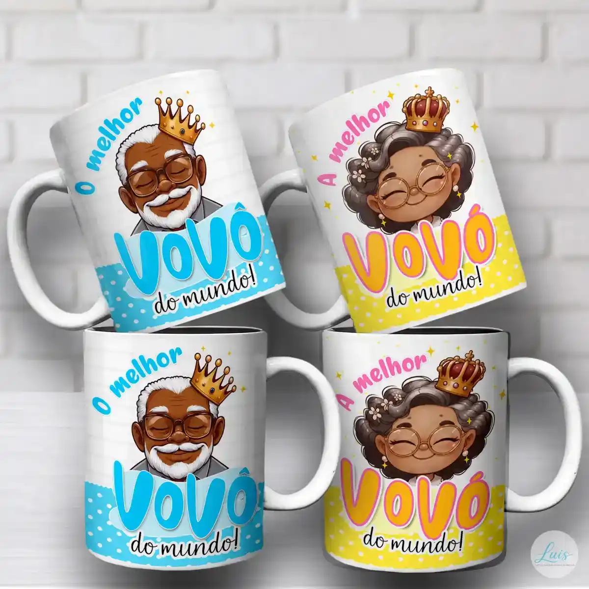 arte para caneca melhor vovô e vovó do mundo com frases "O melhor VOVÔ do mundo!" e "A melhor VOVÓ do mundo!" em versão de pele morena, usando coroas, estrelas, fundo branco com listras cinza claro, faixa inferior azul com bolinhas brancas para o vovô e fundo branco com faixa inferior amarela e bolinhas brancas para a vovó