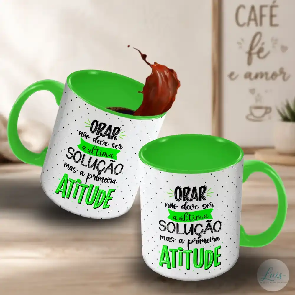 arte para caneca frases bíblicas, com frase em destaque “ORAR não deve ser a última SOLUÇÃO mas a primeira ATITUDE” nos dois lados, elementos verdes e fundo branco com detalhes pretos