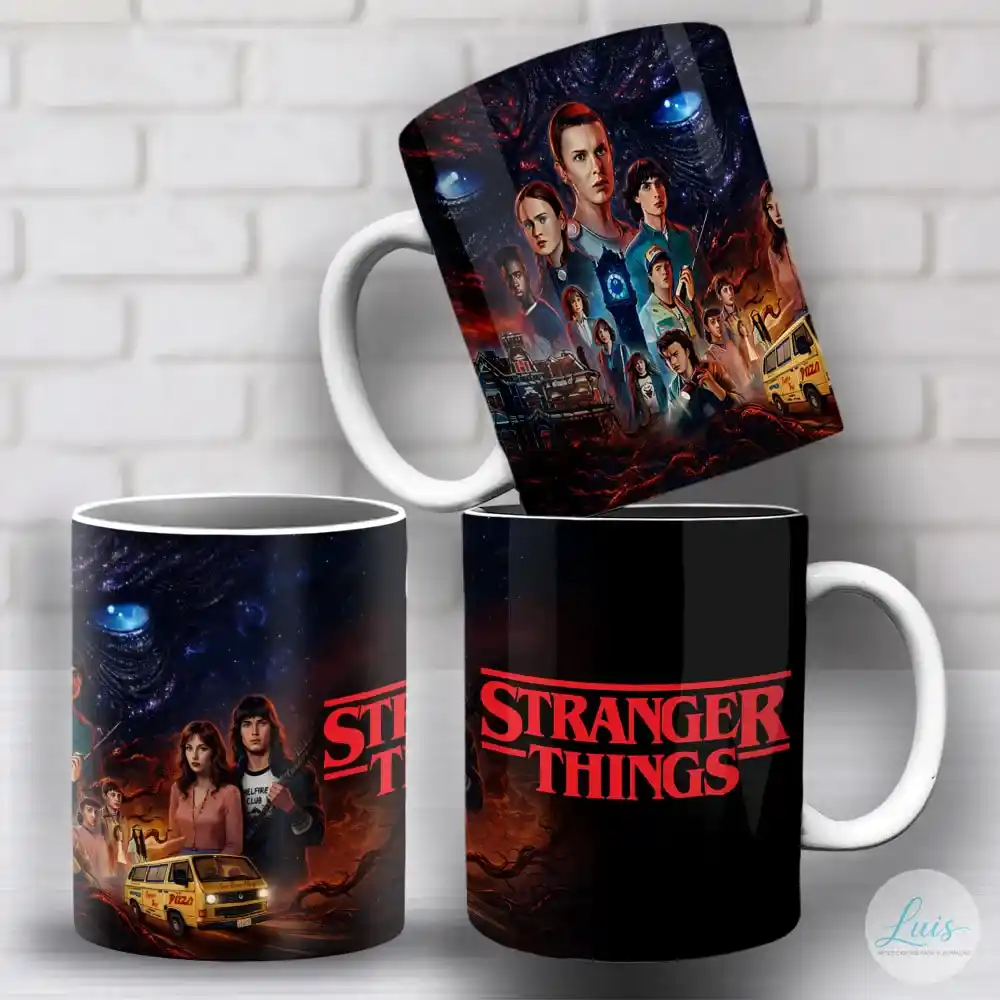 arte para caneca Stranger Things, cenário sombrio com vários personagens, veículo amarelo, logo da série em destaque e fundo escuro em tons avermelhados e azulados