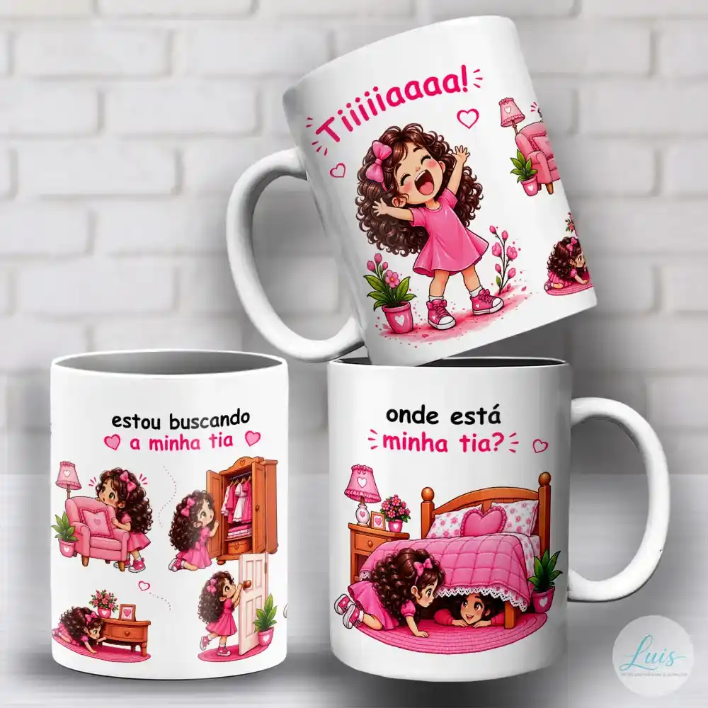 arte para caneca tia onde está minha tia 2 artes com menina chamando a tia: "Tiiiiiiaaaa!", procurando ela em vários cômodos da casa com frase: "estou buscando a minha tia", em seguida, procura debaixo da cama com frase: "Onde está minha tia?", tons de rosa e fundo branco
