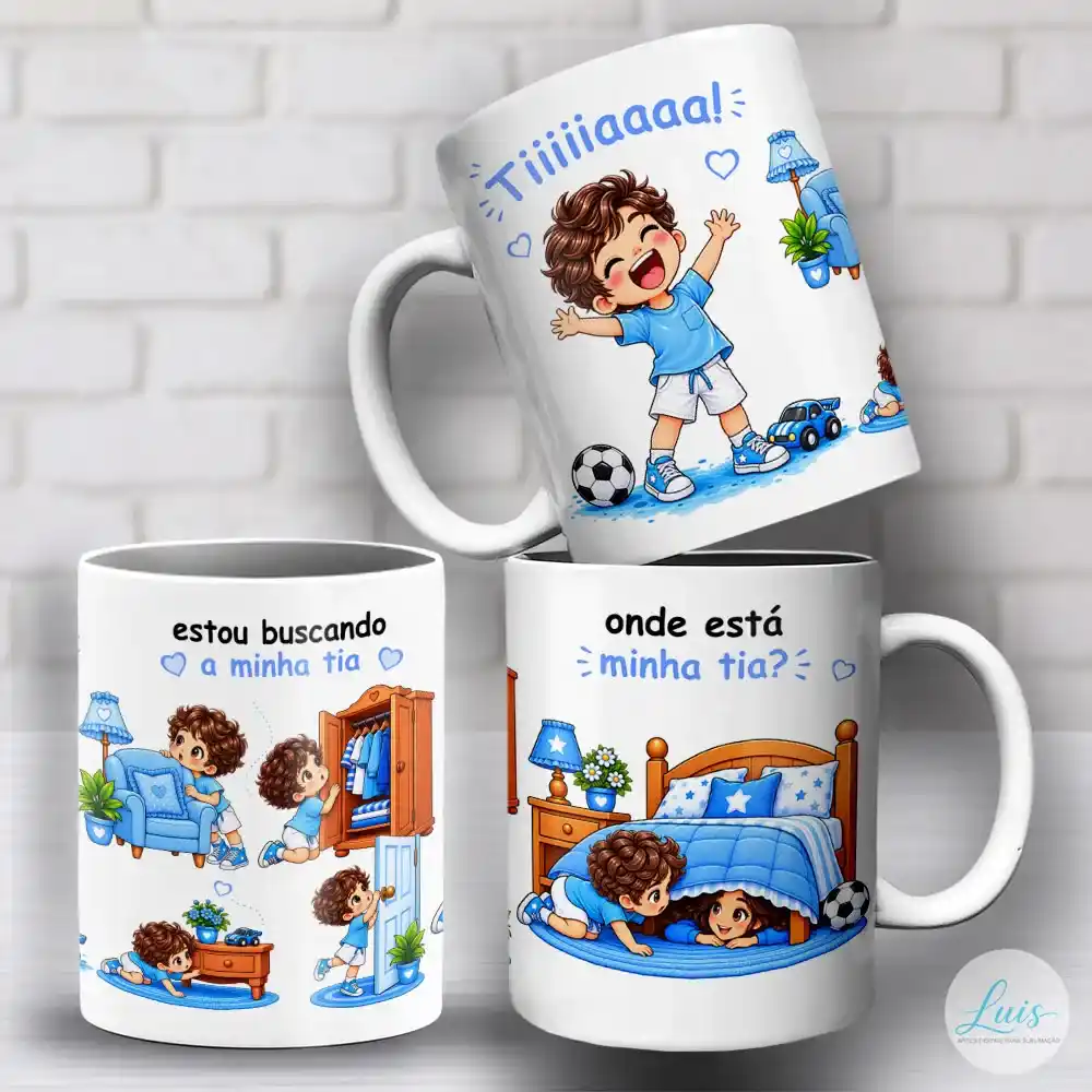 arte para caneca tia onde está minha tia 2 artes com menino chamando a tia: "Tiiiiiiaaaa!", procurando ela em vários cômodos da casa com frase: "estou buscando a minha tia", em seguida, procura debaixo da cama com frase: "Onde está minha tia?", tons de azul e fundo branco